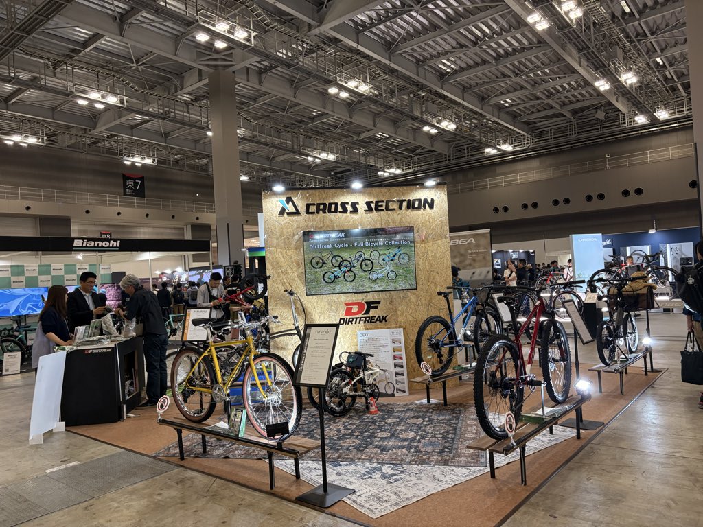 df_cycle's tweet photo. サイク���モード東京2026へご来場いただきありがとうございました。
手拭いも多くの方に手に取っていただけました！　
DE01 、EVERYWAY などは絶賛発売中です。　是非お近くの販売店様にてご用命ください！ https://t.co/fgAer3Y2RD