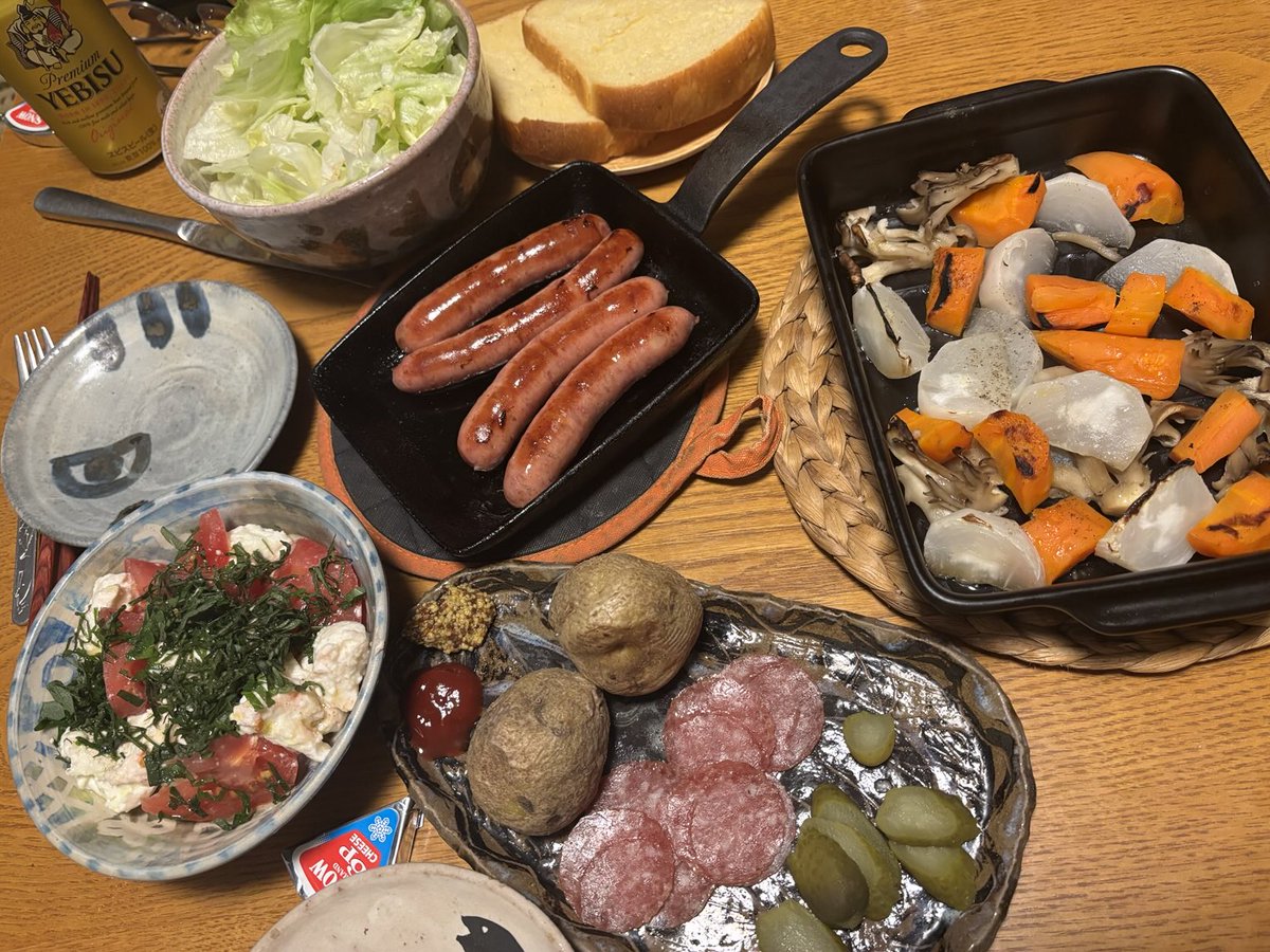 miwayuko's tweet photo. 高崎のいつもの(？)土産屋さんで粗挽きソーセージ買ってきて焼いて、お家にある野菜焼いて、崩しカプレーゼ作って、お手軽晩ごはんだぁ！
#日帰り群馬
#粗挽きソーセージ
#崩しカプレーゼ
#晩ごはん
#日曜のおうちごはん https://t.co/KVELtB56cz