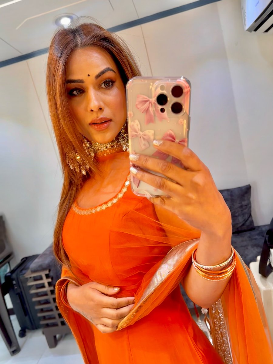 Weekendvibes_'s tweet photo. Nia Sharma ✨🧡

#Nia #NiaSharma https://t.co/IMS94pzy9E