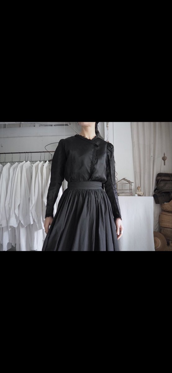 vrisko0722's tweet image. silkblouse
gatherskirt

洗練された印象を与える
カシュクールデザイン

控えめでクラシカルな雰囲気を
存分にお楽しみ頂けるかと思います

GWに向けて沢山並べています
是非お立ち寄りくださいね☺︎

#fashion #板橋 #古着 #vintagefashion