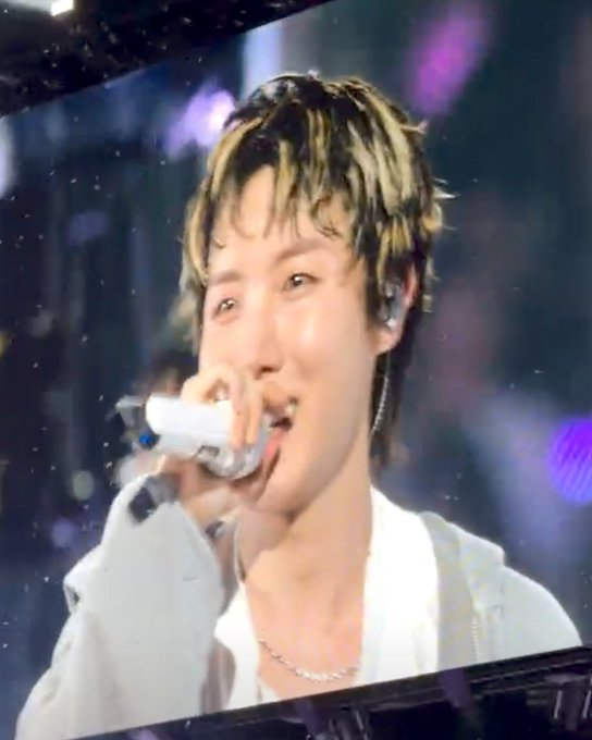 RT &amp; Reply
I vote #Jhope for #ArtistaMasculinoInternacionaldoAno at #SECAwards