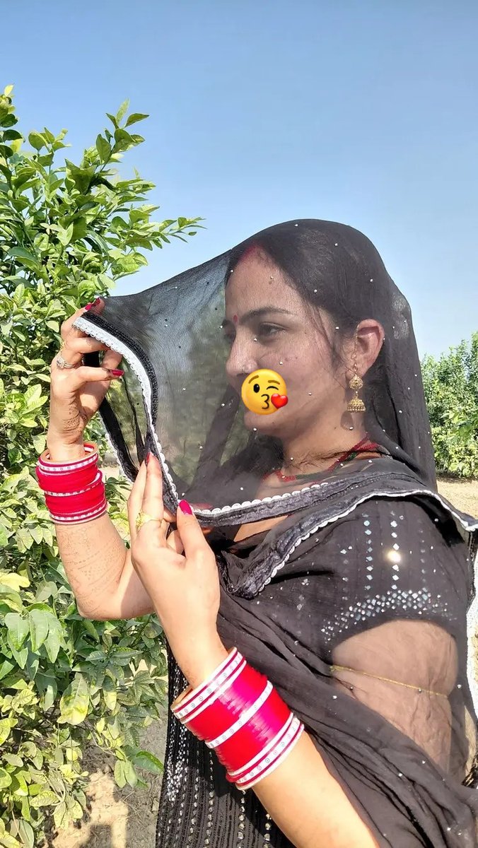 IshuVerma0001's tweet image. गाँव की पगडंडियों पर जब नई-नवेली बहू राधा ने कदम रखा, तो उसकी पहचान बस उसका भारी 'घूँघट' है  🤗🤗🫰🫰
 
।। शुभ संध्या।। ✨ 🫰
#घूंघट #प्यारों_राजस्थान ❣️🙌✨✨
#Smile 😊😍
