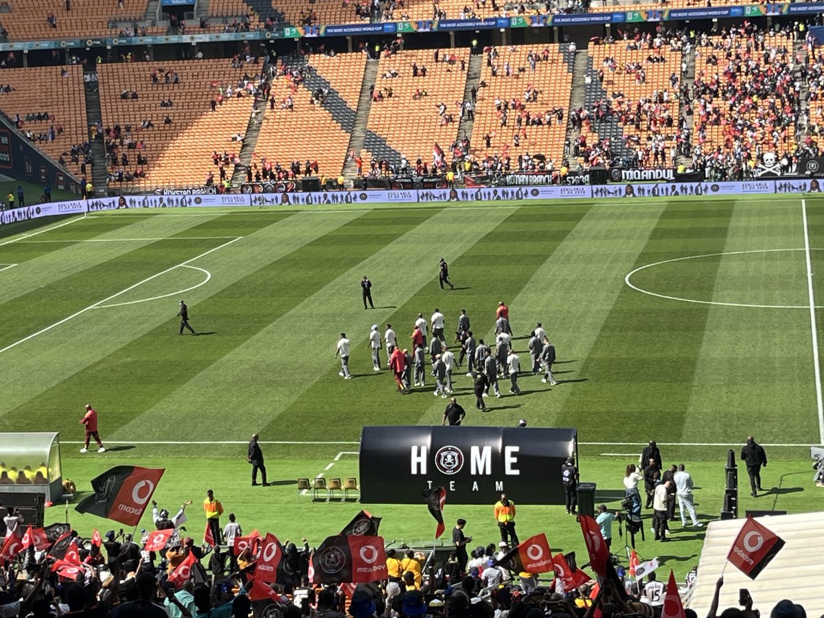 SoccerBeatZA's tweet image. 🚨Orlando Pirates have arrived at FNB Stadium! ☠️🔥⚽️

#OrlandoPirates #GoldenHour #Amstel #AirMobile #BetwayPrem #SuzukiSA
