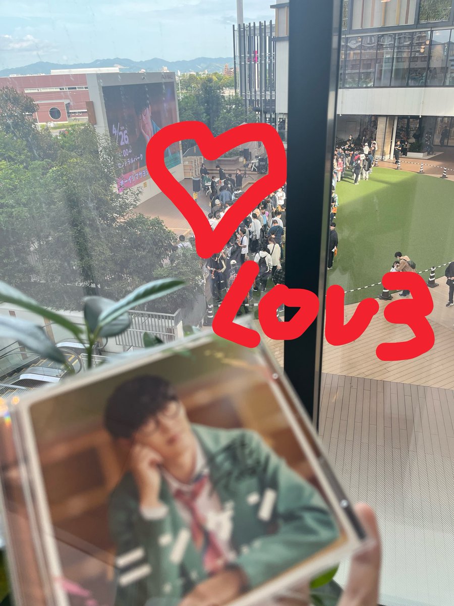 goround_nround's tweet photo. オーイシとエンカして来た❣️👊

君じゃなきゃダメみたいの最新版めっちゃ良かった♥️

CDにサインありがとうな😎😎 https://t.co/OEbJk6EgHx