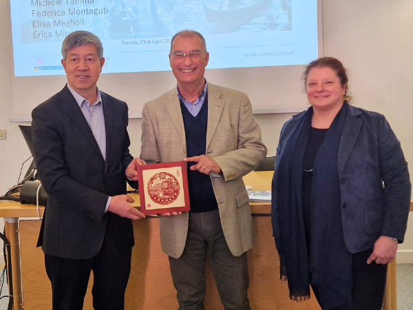 ilCISET's tweet photo. Il CISET ha ospitato una delegazione del Jiangsu College of Tourism, istituto pubblico con sede a Yangzhou, nella provincia cinese di Jiangsu. Nella foto il direttore con il Presidente Michele Tamma e la Senior Researcher, Federica Montaguti.
#formazione #turismo https://t.co/KPNa6hmf6z