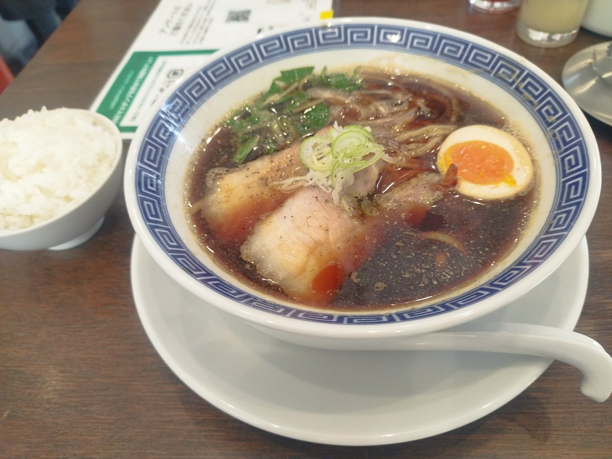e4cp71507's tweet photo. 黄金製麺食堂 醤油ラーメン
ゴチになりました。
醤油の色とは違いしょっぱさはありませんでした。
中太麺ストレート 無料の 替え玉は細麺ストレートでした。
たまり醤油と煮干しのだし。 https://t.co/S7YAUGqdpO