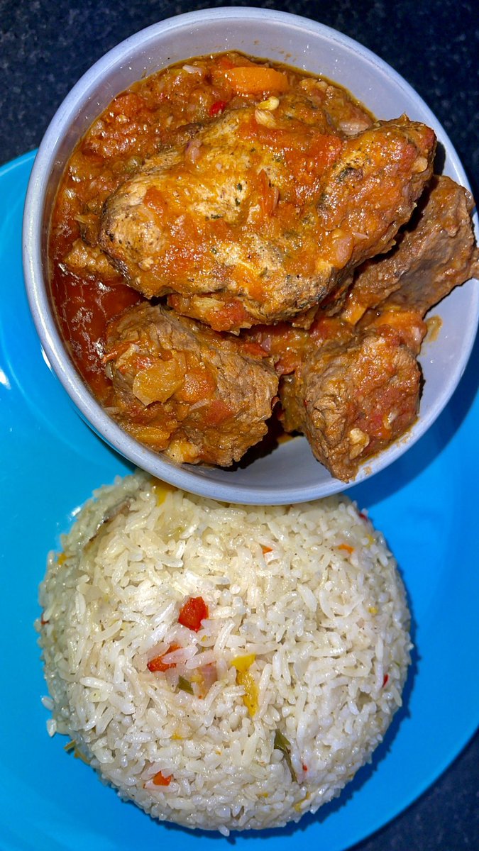 iya_buea's tweet photo. Sunday Done Right  👌               
Mixed Vegetables sauce accompanied with fluffy veggies Rice, topped with juicy beef and chicken. 🍗 😋. A full Plate, A full Heart ❤️ 
#chef #sunday #foryou #fyp #viralvideo #FoodieFind https://t.co/xXlEH3ldU9