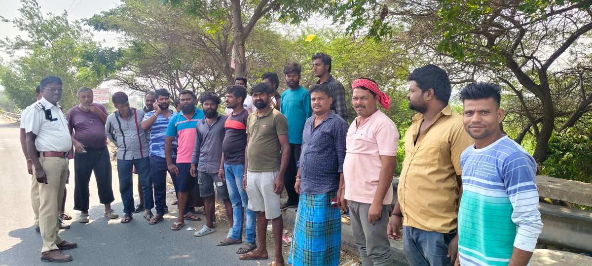 KRPURATRAFFIC's tweet image. #TrafficAwareness #SafetyFirst #RoadSafety  ಈ ದಿನ ಮೇಡಹಳ್ಳಿ ಲಾರಿ ಡೈವರ್ಶನ್ ಪಾಯಿಂಟ್ ನಲ್ಲಿ ಎಲ್ಲಾ ಹೆವಿ ಗೂಡ್ಸ್ ವಾಹನ #(HGV) ಮತ್ತು ಲೈಟ್ ಗೂಡ್ಸ್ ವಾಹನ (LGV) ಚಾಲಕರಿಗೆ ನಗರಕ್ಕೆ ಪ್ರವೇಶ ಮಾಡುವ ನಿರ್ಬಂಧಿತ ಸಮಯದ ಬಗ್ಗೆ ಮಾಹಿತಿಯನ್ನು ನೀಡಿ, ಸಂಚಾರ ಸುರಕ್ಷತಾ ನಿಯಮಗಳನ್ನು ಕಡ್ಡಾಯವಾಗಿ ಪಾಲಿಸಲು ಅರಿವು ಮೂಡಿಸಲಾಯಿತು.