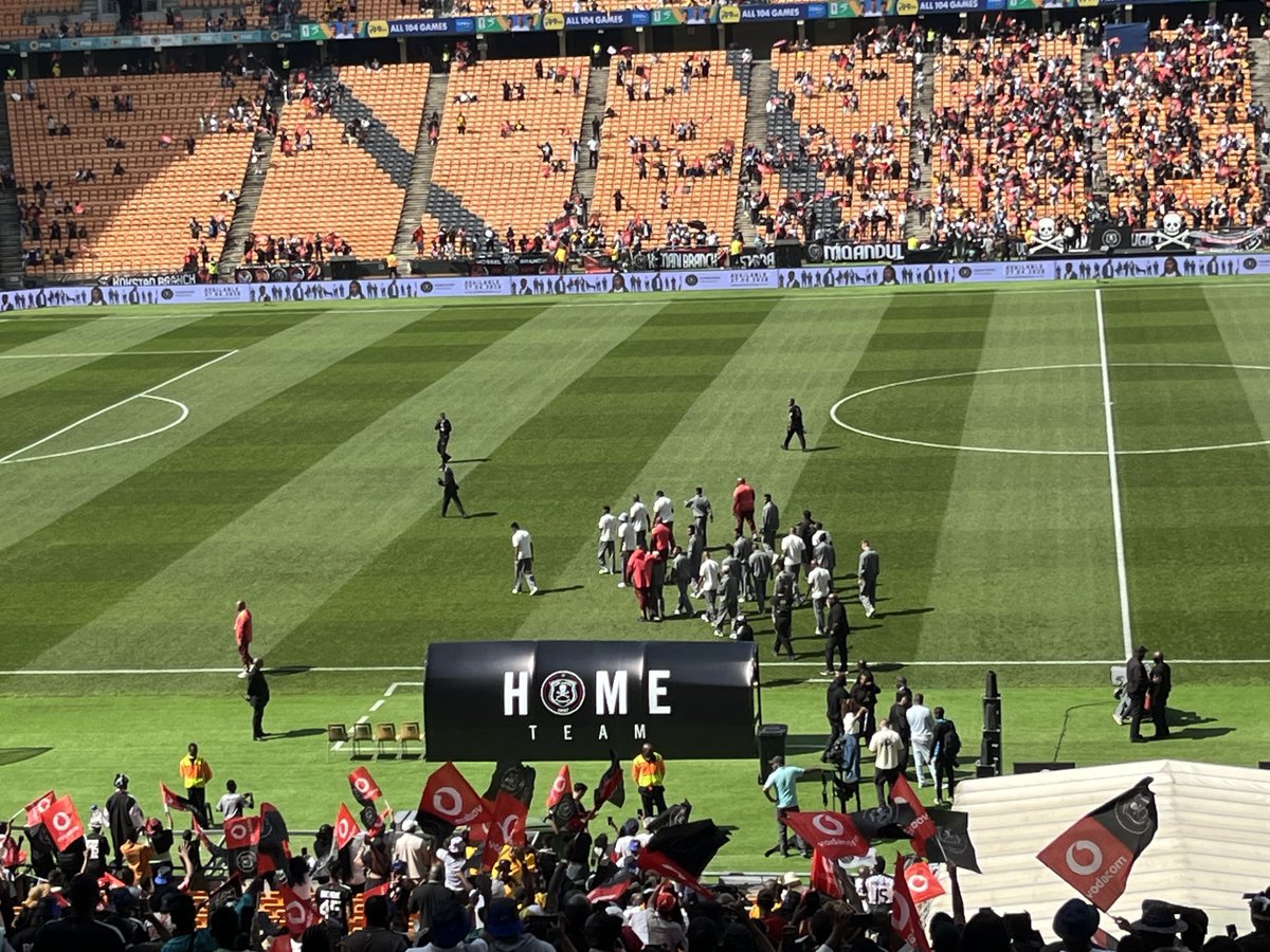 SoccerBeatZA's tweet image. 🚨Orlando Pirates have arrived at FNB Stadium! ☠️🔥⚽️

#OrlandoPirates #GoldenHour #Amstel #AirMobile #BetwayPrem #SuzukiSA