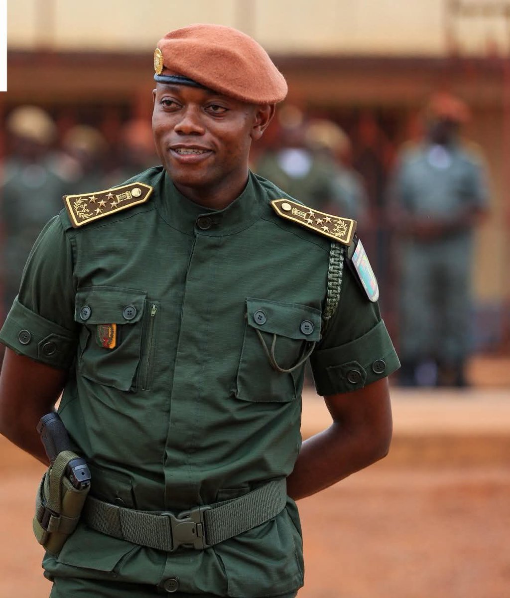 TheCameroonianZ's tweet image. Félicitations à Monsieur Ipuni Max Albert Stéphane Mbody, âgé de 37 ans 🇨🇲

*Nouvellement nommé régisseur de la Prison Centrale de Yaoundé #Kondengui #Cameroon.