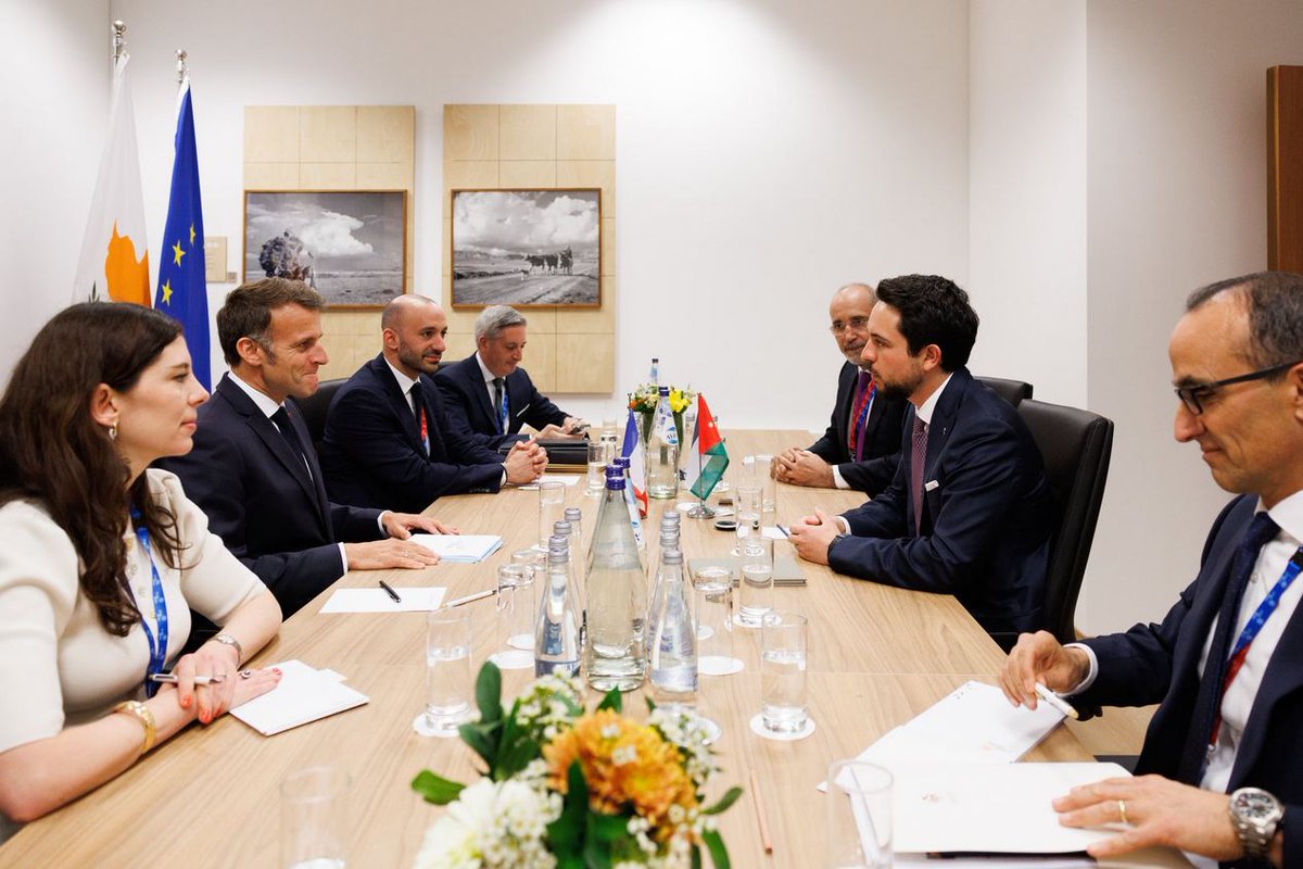 FranceJordanie's tweet photo. 🇫🇷🇯🇴 Le Président de la République, Emmanuel Macron, a échangé avec Son Altesse Royale le Prince héritier de Jordanie Hussein Ben Abdallah, en marge du Conseil européen informel à Chypre. Alors que les pays du Proche-Orient et l’Europe subissent les conséquences du conflit régional, il est plus que jamais nécessaire de travailler ensemble à un agenda commun de souveraineté, de stabilité et de prospérité pour toute la région.
أجرى رئيس الجمهورية السيد إيمانويل ماكرون محادثات مع صاحب السمو الملكي ولي عهد الأردن الأمير الحسين بن عبد الله، على هامش الاجتماع غير الرسمي للمجلس الأوروبي المنعقد في قبرص. في الوقت الذي تتحمل فيه دول الشرق الأدنى وأوروبا تبعات الصراع الإقليمي، أصبح من الضروري الآن أكثر من أي وقت مضى أن يعملا سوياً على أجندة مشتركة للسيادة والاستقرار والازدهار للمنطقة برمتها.

Crédits photos : @Elysee & @RHCJO