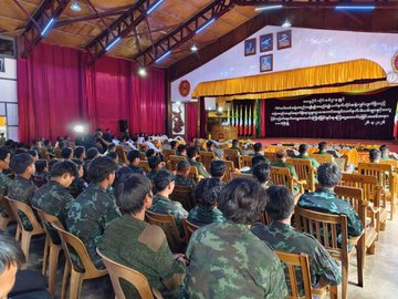 minkhaung404's tweet image. "Thai police arrest over 60  #PDF #terrorist youths who fled from #KNU terrorists control and illegally entered Thailand." #Myanmar #MyanmarFactCheck