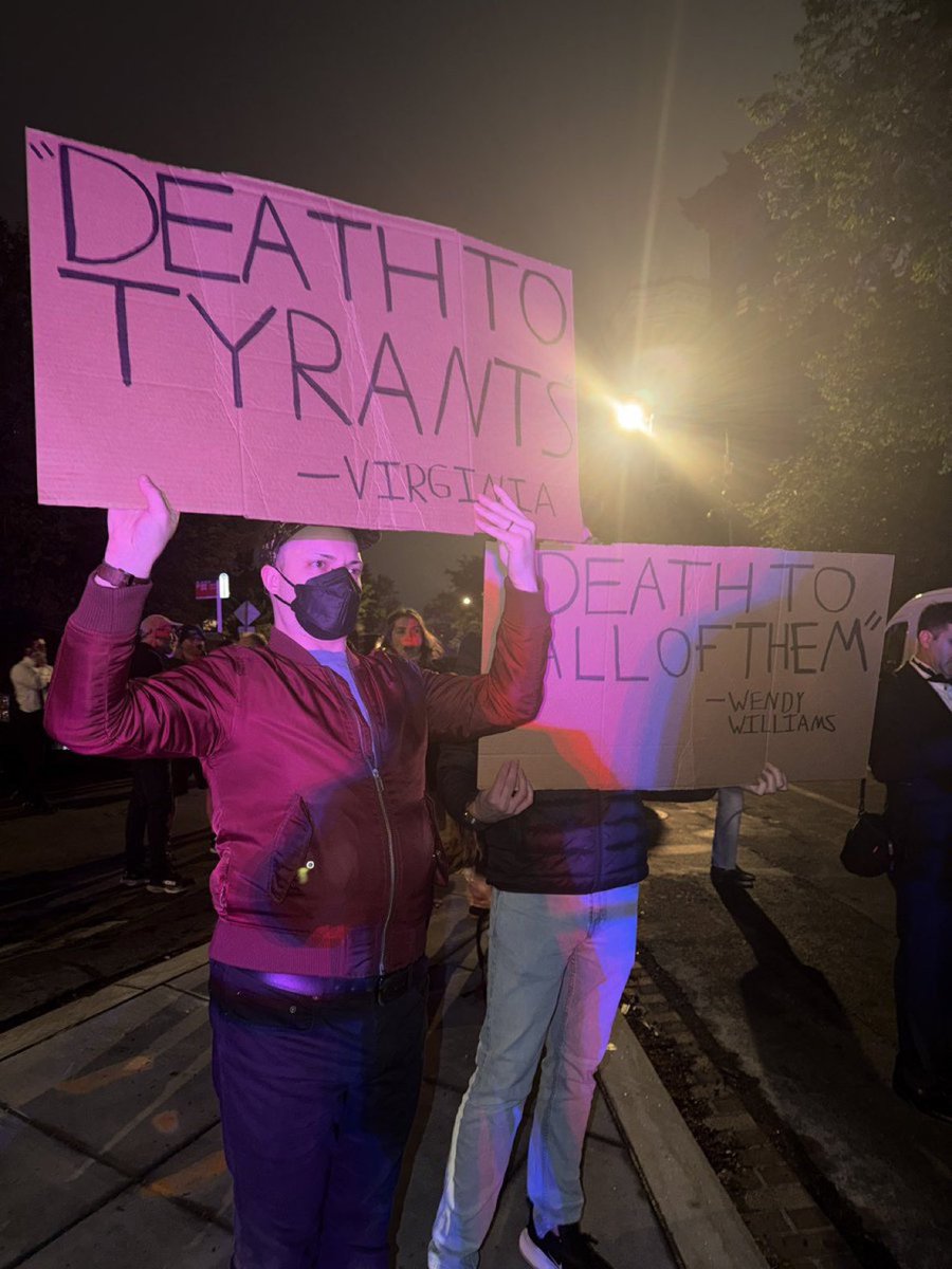 Esto estaba a las puertas del hotel del atentado a Trump. Son amenazas de muerte. Vivimos un tiempo en que se ha normalizado llamar fascista, nazi o genocida a quien piensa distinto o actúa de forma diferente. Por supuesto que hay incitación. Y, en este caso, vino de donde vino.