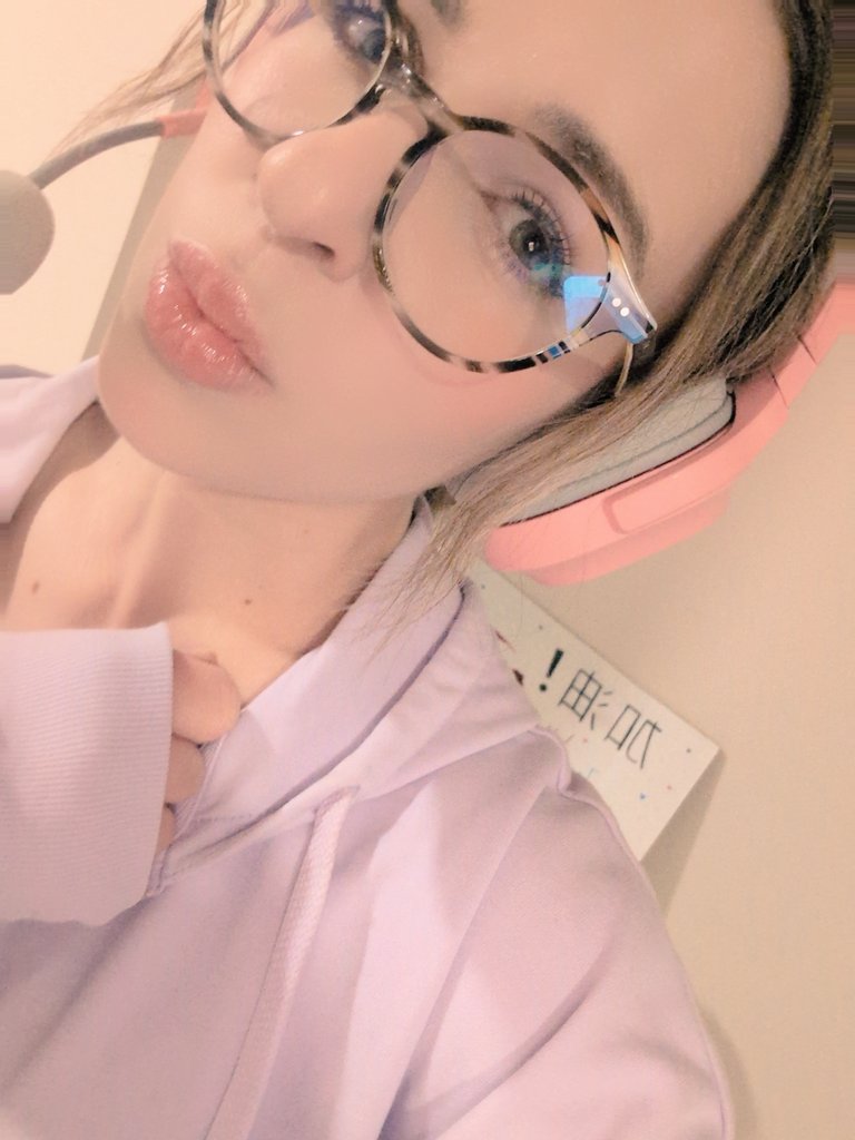 Leaaa1314's tweet photo. sending a little good luck kiss ๐โจ
(for meโฆ because iโll probably need it in game ๐ญ)
#gamergirl #cutegamer #softgirlvibes #gamingcommunity #cozygamer #aestheticgirl #streamlife #girlswhogame #pinkvibes #selfieaesthetic https://t.co/ycO27cWEla