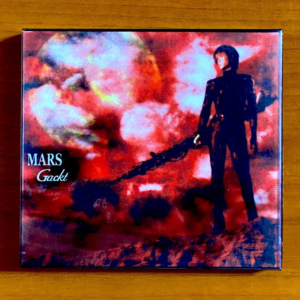astromaniax26's tweet image. 本日で発売から26年！

2000年4月26日 発売

【MARS/Gackt】

告知ポスターとCD

オリコン最高3位

シングル収録
「Vanilla」「Mirror」「OASIS」

着ぐるみのイメージがある「U+K」や
真をついた本命曲「dears」
など聞き応えが👍

#Gackt
#MARS
#1stフルアルバム
#日本クラウン
#ポスターとCD