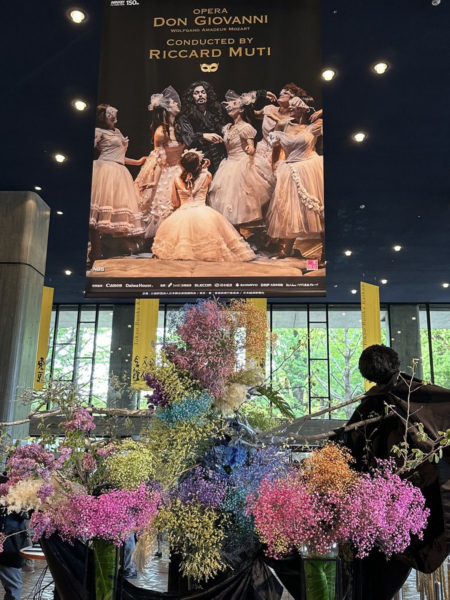 garancear's tweet image. ドン・ジョヴァンニ ムーティ指揮春祭オケ。音楽は最高、歌手もイタリア勢中心に素晴らしい。題名役ミケレッティ、エルヴィーラはシチリア。しかしキアラ、ムーティの演出付きオペラで何してくれた。とにかく暗く何しているかわからないし地獄落ちも凡庸。フィナーレはちょっと面白かった #opera