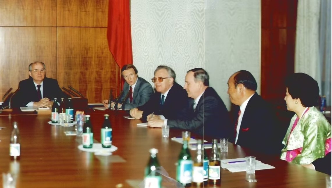 rtmarsh's tweet image. April 1990, Moscow: as the Cold War thawed, Rev. Dr. Sun Myung Moon &amp;amp; Dr. Hak Ja Han crossed the Iron Curtain for dialogue, media exchange + cultural diplomacy—proof bridges can open when politics can’t. See full article upf.org/1990-april-mos…
 #Peacebuilding #ColdWar #UPF