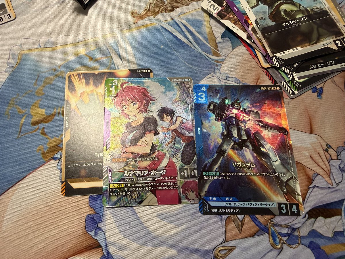 mocacafemoco's tweet photo. イオンにお出かけした時に買った5パックと家の近くのセブンで買い続けた10パックで嬉しいパラ枠でた！！
コンビニはひと家族2パック制限だったからほんと大変だった💦
���もそも最初の4回は何も出なくてめっちゃハラハラしたよぉw
#ガンダムカードゲーム https://t.co/TNFJZU9DKc