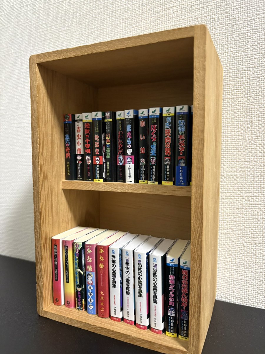 teraihiroki's tweet photo. 子供の頃に読んでトラウマになった名著の数々を豆本にさせていただける幸せ🙇‍♂️
それにしても豆本にピッタリの書棚がなかなか見つからず。ミニチュア本棚も作ろうかな。 https://t.co/wmT2L5a9Up