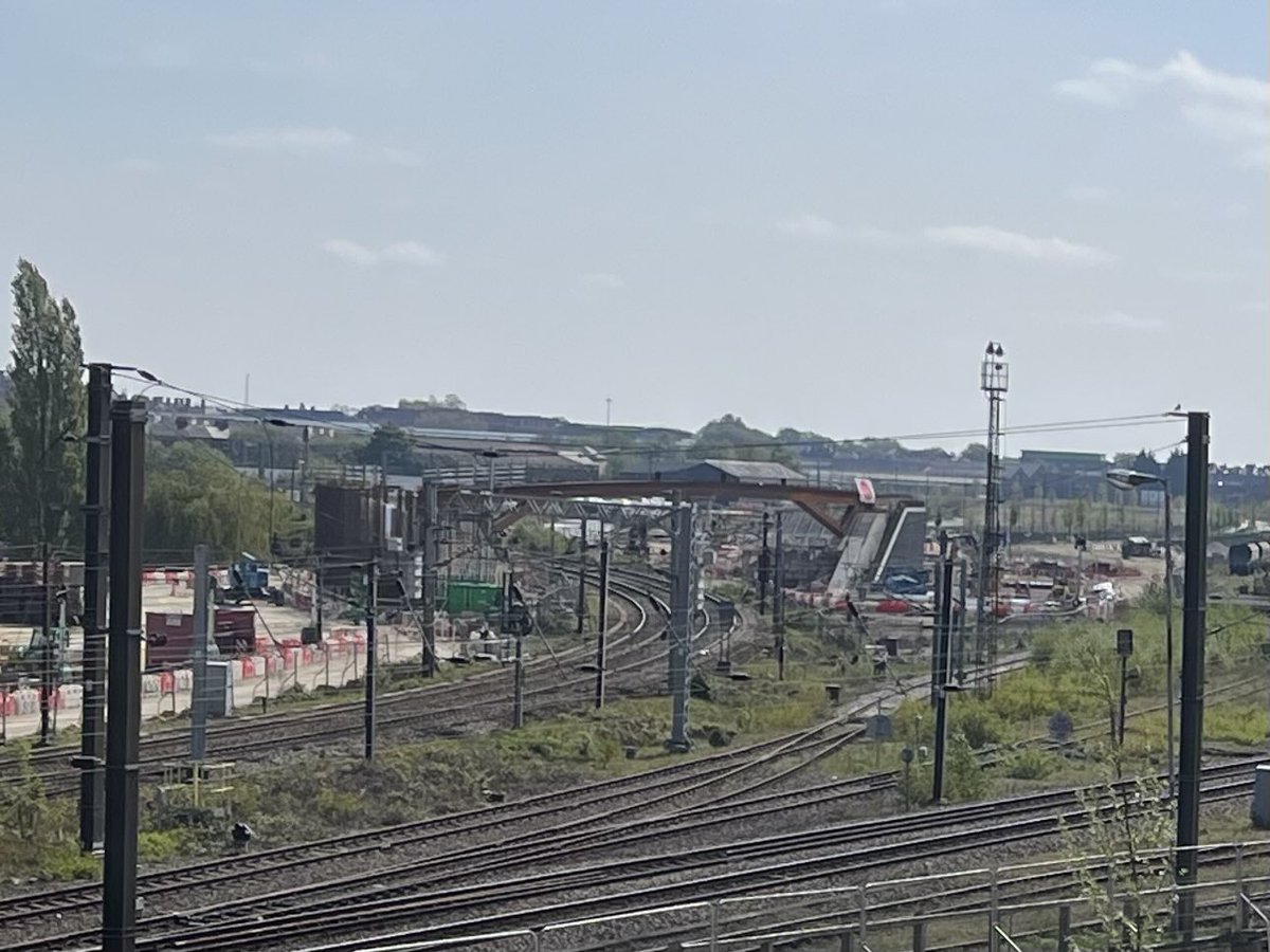 MALoveley19ish's tweet image. #outandabout First span over the ECML successfully in position. The remaining six are to follow over the next weekend. 
York central project.