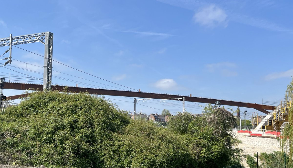 MALoveley19ish's tweet image. #outandabout First span over the ECML successfully in position. The remaining six are to follow over the next weekend. 
York central project.