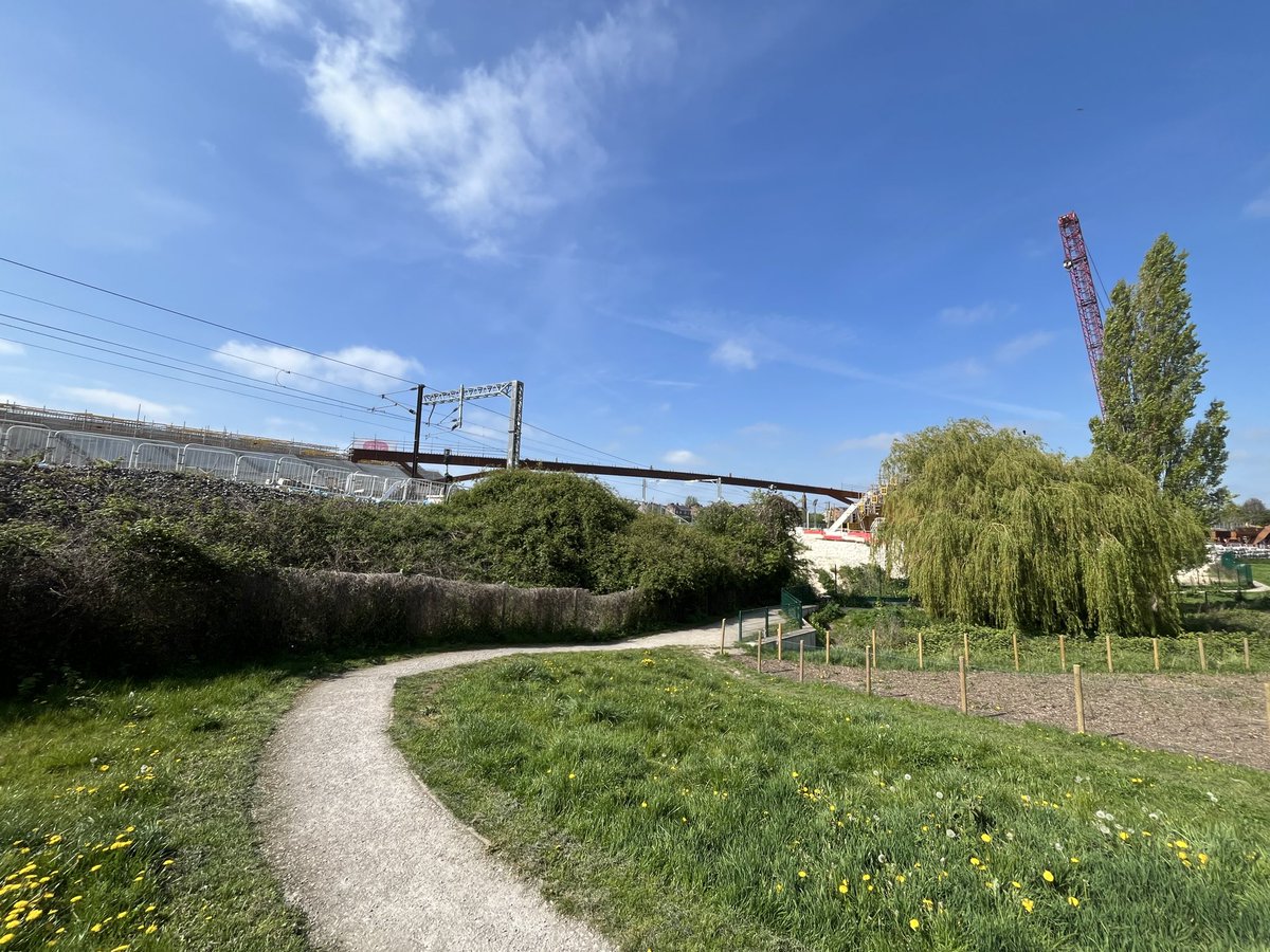 MALoveley19ish's tweet image. #outandabout First span over the ECML successfully in position. The remaining six are to follow over the next weekend. 
York central project.