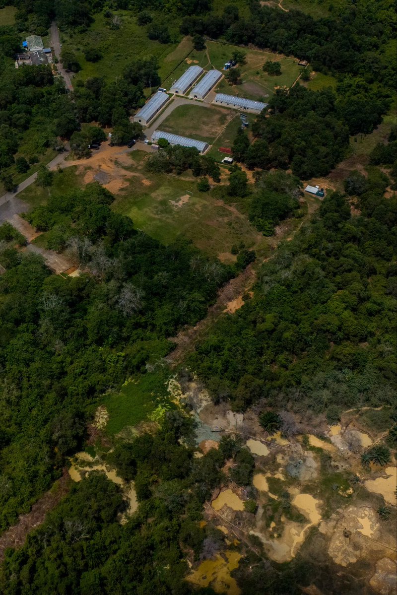 Lo más aterrador, es que el coronel Daniel Echeverry aseguró no tener conocimiento de que dentro de su base militar estaban explotando oro para el clan del golfo; pero llama poderosamente la atención que la mina queda a 134 metros de la piscina de suboficiales y los generadores