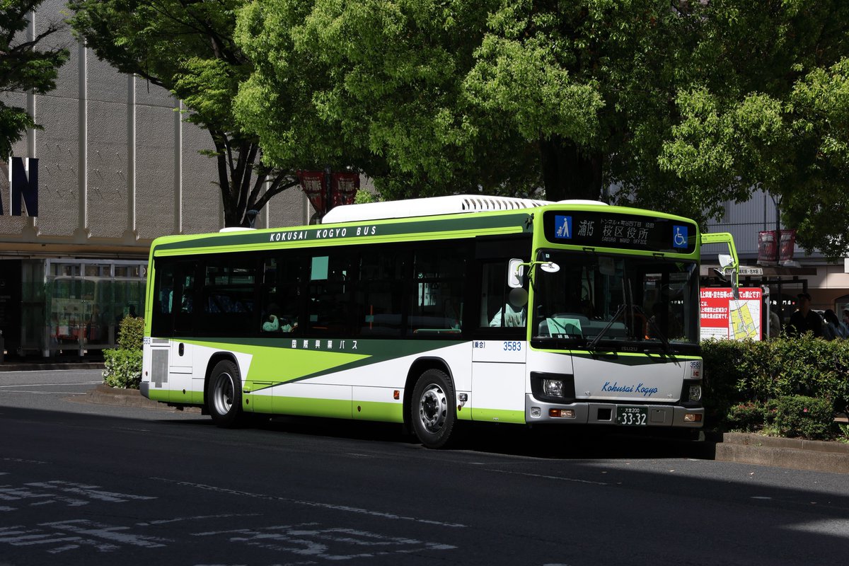 ERGA5221's tweet photo. 国際興業バス　西浦和営業所
3583(2RG-LV290N4)

本日より走り始めた今年度分の新車
新車投入のスパンが短かった事に加え、塗装が変わり驚きです🫨

黒塗装が増え引き締まった印象を感じました https://t.co/3fbVuxQvkV