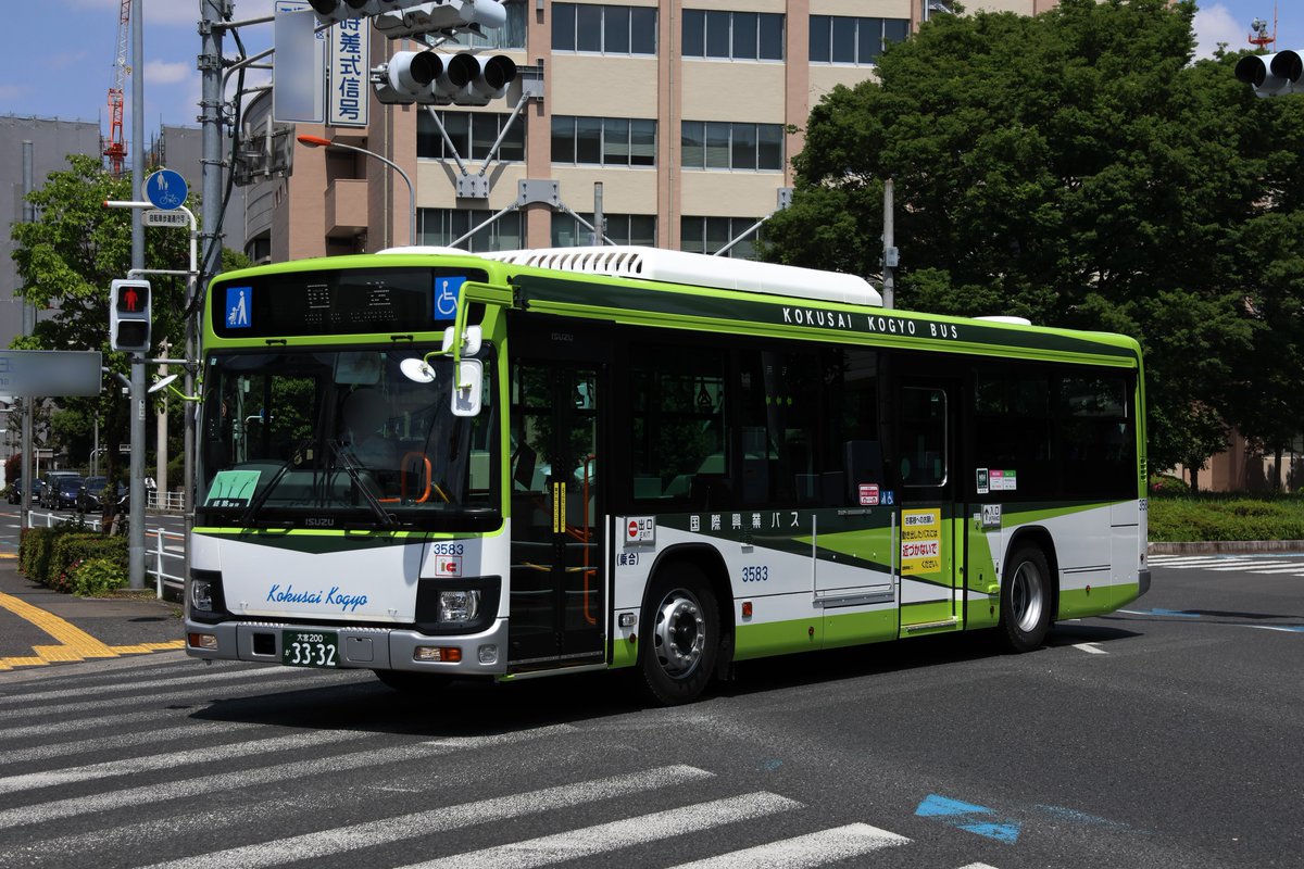 ERGA5221's tweet photo. 国際興業バス　西浦和営業所
3583(2RG-LV290N4)

本日より走り始めた今年度分の新車
新車投入のスパンが短かった事に加え、塗装が変わり驚きです🫨

黒塗装が増え引き締まった印象を感じました https://t.co/3fbVuxQvkV