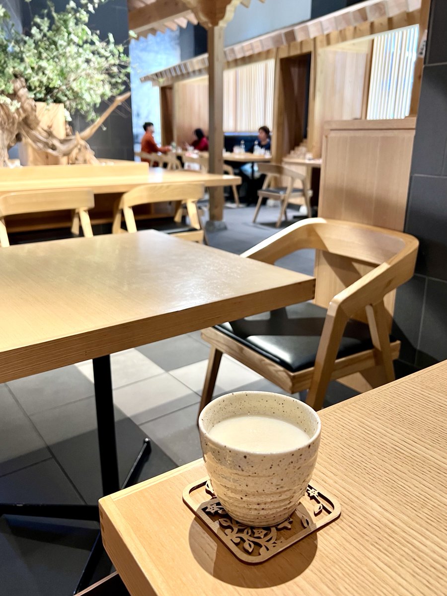 TokyoSpringK's tweet photo. 神田明神にお参りに行��ました。
境内にあるいなせ茶屋で甘酒をいただきました。
甘くて濃厚で美味しかったです。
おごちそうさまでした🍀
#週末散歩 #カフェ #喫茶店 https://t.co/9hnU9jVFMI