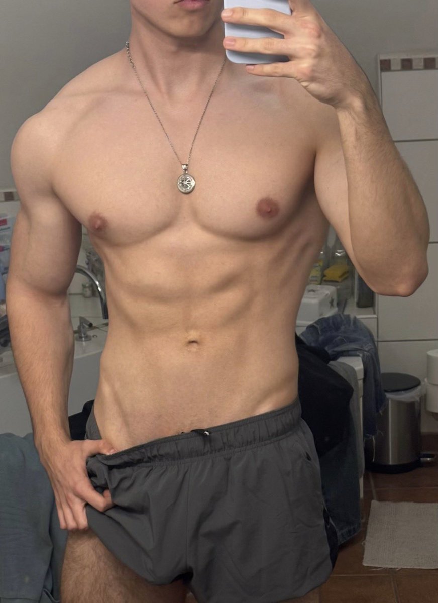 gymbrojosh's tweet image. 19 y/o~
3.5years of gym
old pic though
#gym #bodybuilding #aesthetic