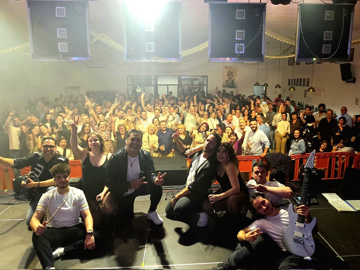Gracias Graja de Iniesta por la excepcional noche vivida en vuestras fiestas.
Lo pasamos en grande con un público excepcional que cantó y bailó hasta altas horas.

ElectroTour26