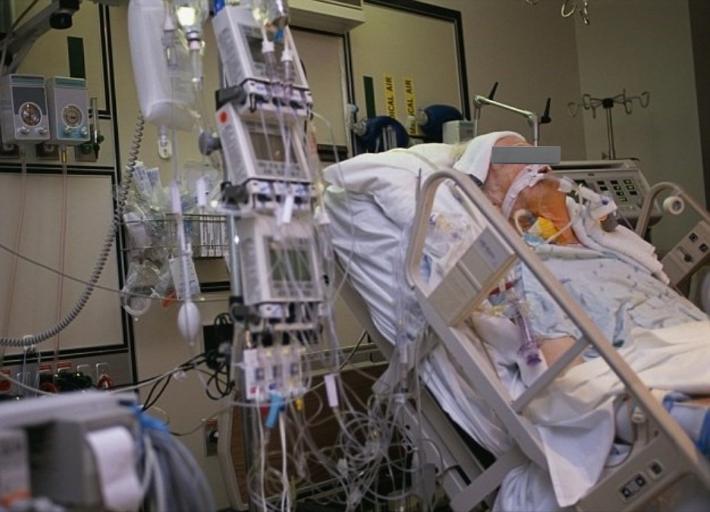 لكل مريض:
عندما ذكر اللهُ سبحانه قصةَ مَرَض أيوب عليه السلام ختم تلك القصة بقوله(وذِكرى للعابدين) أي جعلناه في ذلك قُدوةً....لئلاّ يظنُ أهل البلاء أنّما فَعلنا بهم ذلك لهوانِهم علينا....
وليتأسوا به في الصبر على مقدورات الله وابتلائه لعباده بما يشاء وله الحكمة البالغة في ذلك.