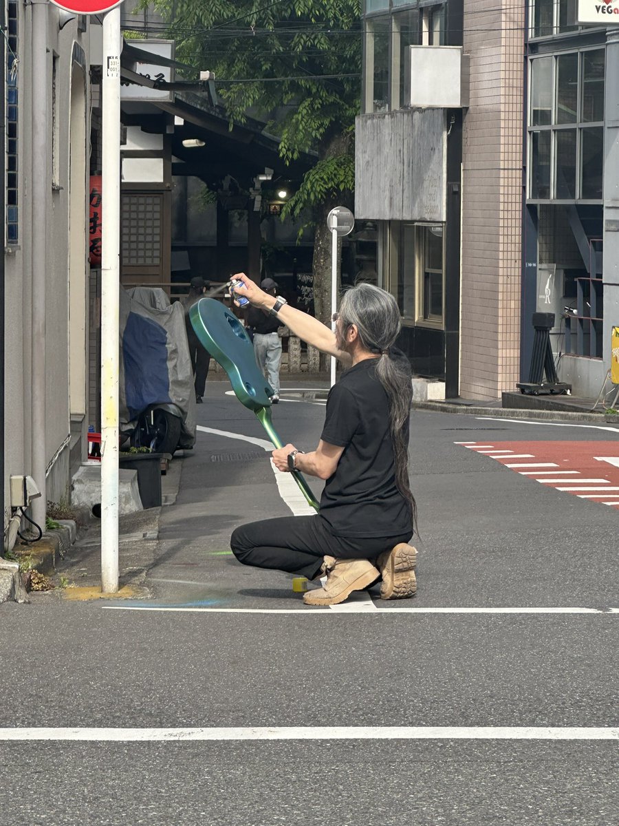 xbeniox's tweet photo. 道端でギター塗装してる人発見w
@恵比寿 https://t.co/8gKagSwUjR