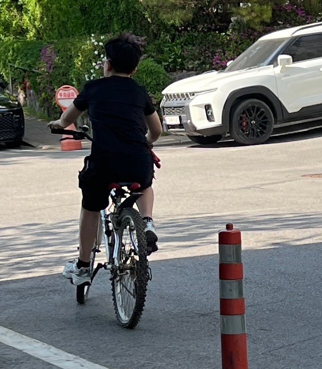 분리수거하고 담배피는데 어제 떡먹을때 옆에 앉아있던 어린이가 안녕하세요~~! 이사오셨죠?! 이래서 네~~ 자주봐요₩!! 했더니 궁금한거 있으면 317동 2층으로오세요~~!! 이러고 멋지게 자전거타고감 아