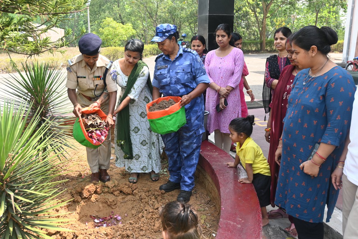 RCWA106RAF's tweet photo. RCWA 106 Bn RAF organized an Organic Product &amp; Upcycling Workshop, promoting sustainability and eco-awareness. Waste materials were transformed into useful items, encouraging creativity and responsible resource use.
#Sustainability #Upcycling #WasteToWealth #RAF #EcoFriendly https://t.co/kKKkkhpoYs