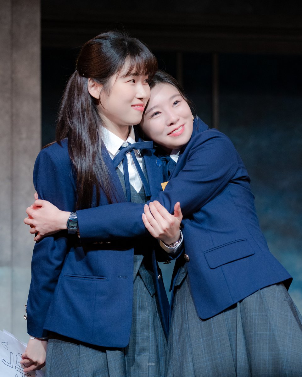 260425 밤 A여고 사서의 영광과 비극 무대인사

환희 | #김청아
명경 | #이서영

환희 놀리기 좋아하는 명경이ʚ◡̈ɞ