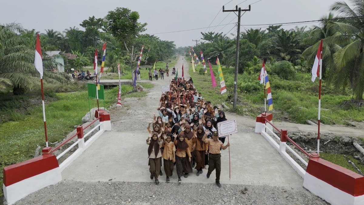kodam1bb_'s tweet photo. Kodim 0209/Labuhanbatu Rampungkan Pembangunan Jembatan Aramco Pasar Bilah 2B
Sumber: Pendam I/BB
#Kodim0209Labuhanbatu
#JembatanAramco
#LabuhanbatuUtara
#TNIManunggalRakyat
#PembangunanDesa https://t.co/v4VDDdRfzk