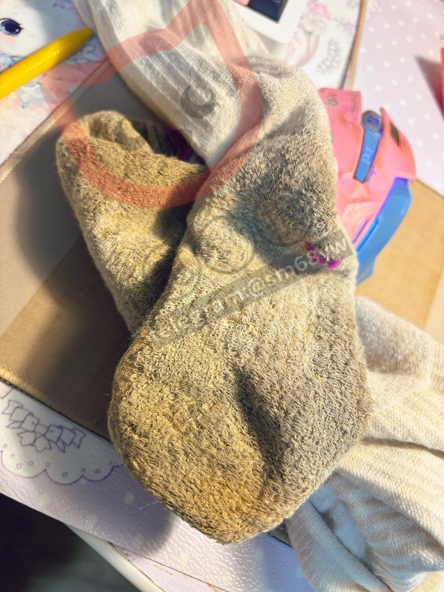 9Annz072's tweet photo. 零落成泥碾作尘，只有香如故。每天都是各种运动晨跑夜跑，遗传汗臭脚天选重口味圣脚，每次运动还得穿上有些难受的陈年靴垫，足足的味道生腌入味，底味儿超足。过程中的繁琐和辛苦都不重要，看到你品尝时的惊喜与悸动，一切都是值得的！山与海的馈赠都浓缩进你的鼻腔里！趁热享受吧 原味棉袜 #原味 https://t.co/a25GQVgWWS