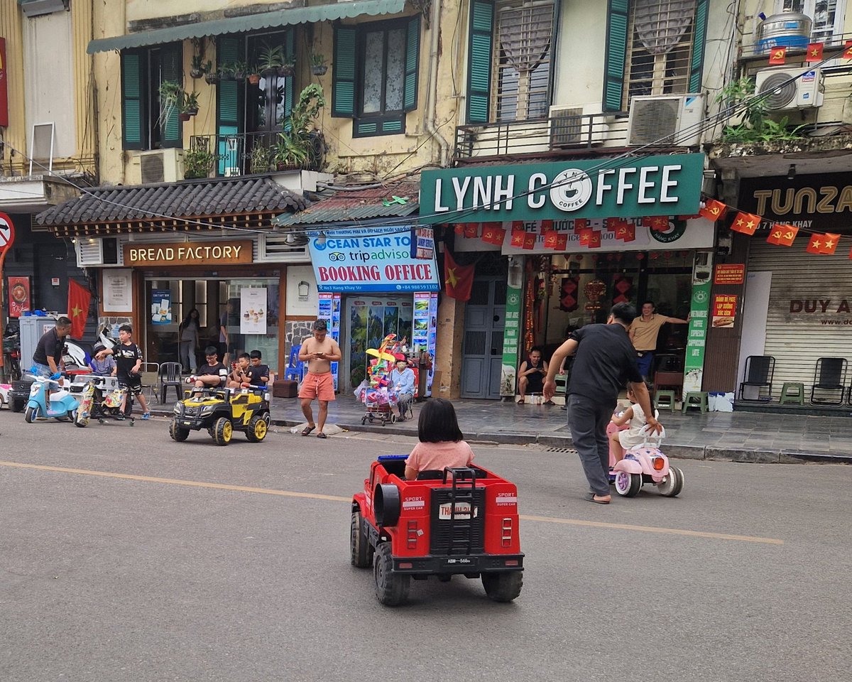 Sukani123's tweet image. Sonntags verwandelt sich ein Teil der Innenstadt in eine Fußgängerzone. Wo sonst der Höllenverkehr tobt spielen jetzt Kinder, gehen Menschen spazieren, relaxen am Grünen See.
Und niemand hupt!
Das ist ganz und gar unfassbar!😅
Hanoi, #Vietnam ❤️