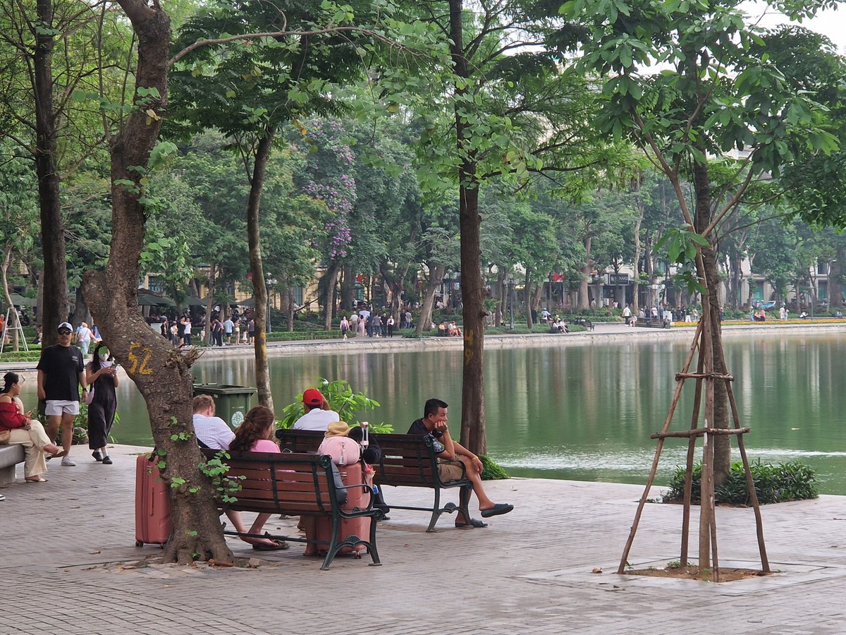 Sukani123's tweet image. Sonntags verwandelt sich ein Teil der Innenstadt in eine Fußgängerzone. Wo sonst der Höllenverkehr tobt spielen jetzt Kinder, gehen Menschen spazieren, relaxen am Grünen See.
Und niemand hupt!
Das ist ganz und gar unfassbar!😅
Hanoi, #Vietnam ❤️