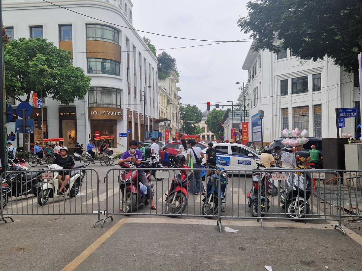 Sukani123's tweet image. Sonntags verwandelt sich ein Teil der Innenstadt in eine Fußgängerzone. Wo sonst der Höllenverkehr tobt spielen jetzt Kinder, gehen Menschen spazieren, relaxen am Grünen See.
Und niemand hupt!
Das ist ganz und gar unfassbar!😅
Hanoi, #Vietnam ❤️