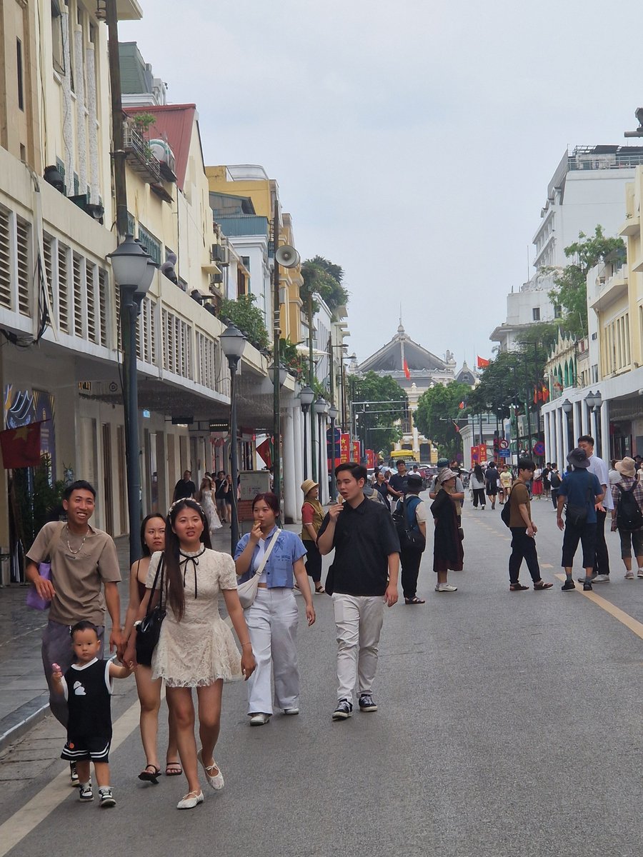 Sukani123's tweet image. Sonntags verwandelt sich ein Teil der Innenstadt in eine Fußgängerzone. Wo sonst der Höllenverkehr tobt spielen jetzt Kinder, gehen Menschen spazieren, relaxen am Grünen See.
Und niemand hupt!
Das ist ganz und gar unfassbar!😅
Hanoi, #Vietnam ❤️