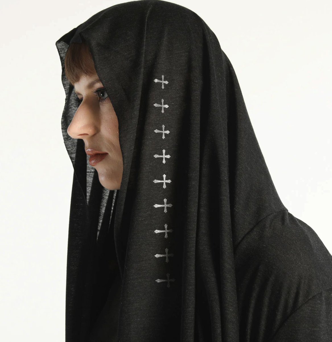 hnaoto_official's tweet image. 【季節の変わり目にオススメ！さっと羽織れる！不動の人気薄手の天使の翼カーディガン】

シーズン問わず、かなり使える極薄カットソー素材のカーディガン。
前立て部分はストールのような布が付き首元にドレープを出しています。
背中には天使の翼がプリント。 
shop.hnaoto.com/products/cnf34…

#gothic