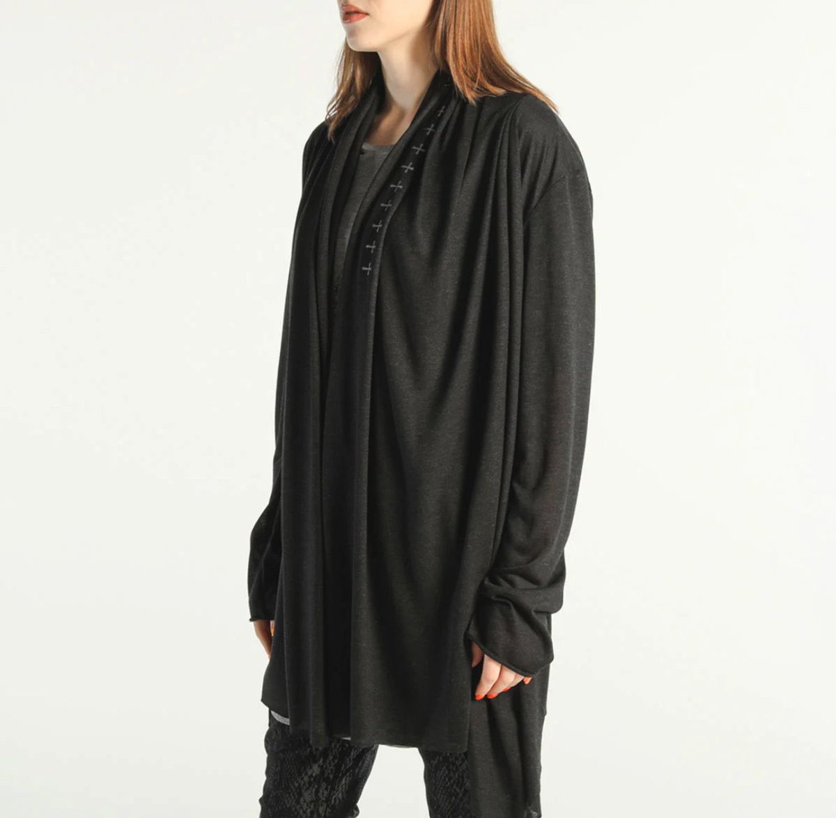 hnaoto_official's tweet image. 【季節の変わり目にオススメ！さっと羽織れる！不動の人気薄手の天使の翼カーディガン】

シーズン問わず、かなり使える極薄カットソー素材のカーディガン。
前立て部分はストールのような布が付き首元にドレープを出しています。
背中には天使の翼がプリント。 
shop.hnaoto.com/products/cnf34…

#gothic