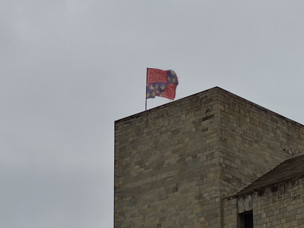 La exposición de Carlos III terminó, y la bandera Navarra/Evreux ha sido arriada. Yo la dejaría ondear siempre.