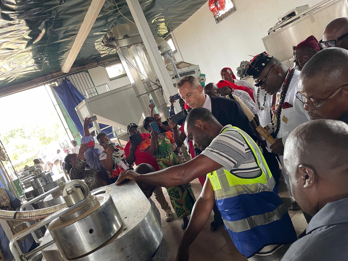 UKinCameroon's tweet image. Visited a cocoa processing factory in Kumba who are working with a #UK company to ensure quality certification.

Fascinating to understand the transformation process - and discuss how #Cameroon can move up the value chain.