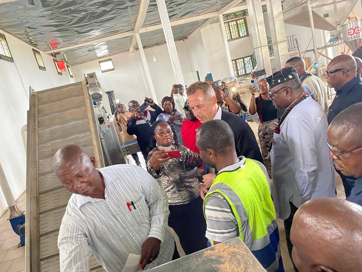 UKinCameroon's tweet image. Visited a cocoa processing factory in Kumba who are working with a #UK company to ensure quality certification.

Fascinating to understand the transformation process - and discuss how #Cameroon can move up the value chain.