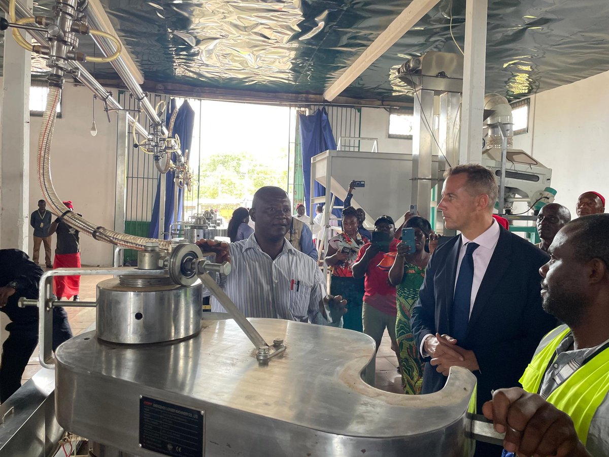 UKinCameroon's tweet image. Visited a cocoa processing factory in Kumba who are working with a #UK company to ensure quality certification.

Fascinating to understand the transformation process - and discuss how #Cameroon can move up the value chain.