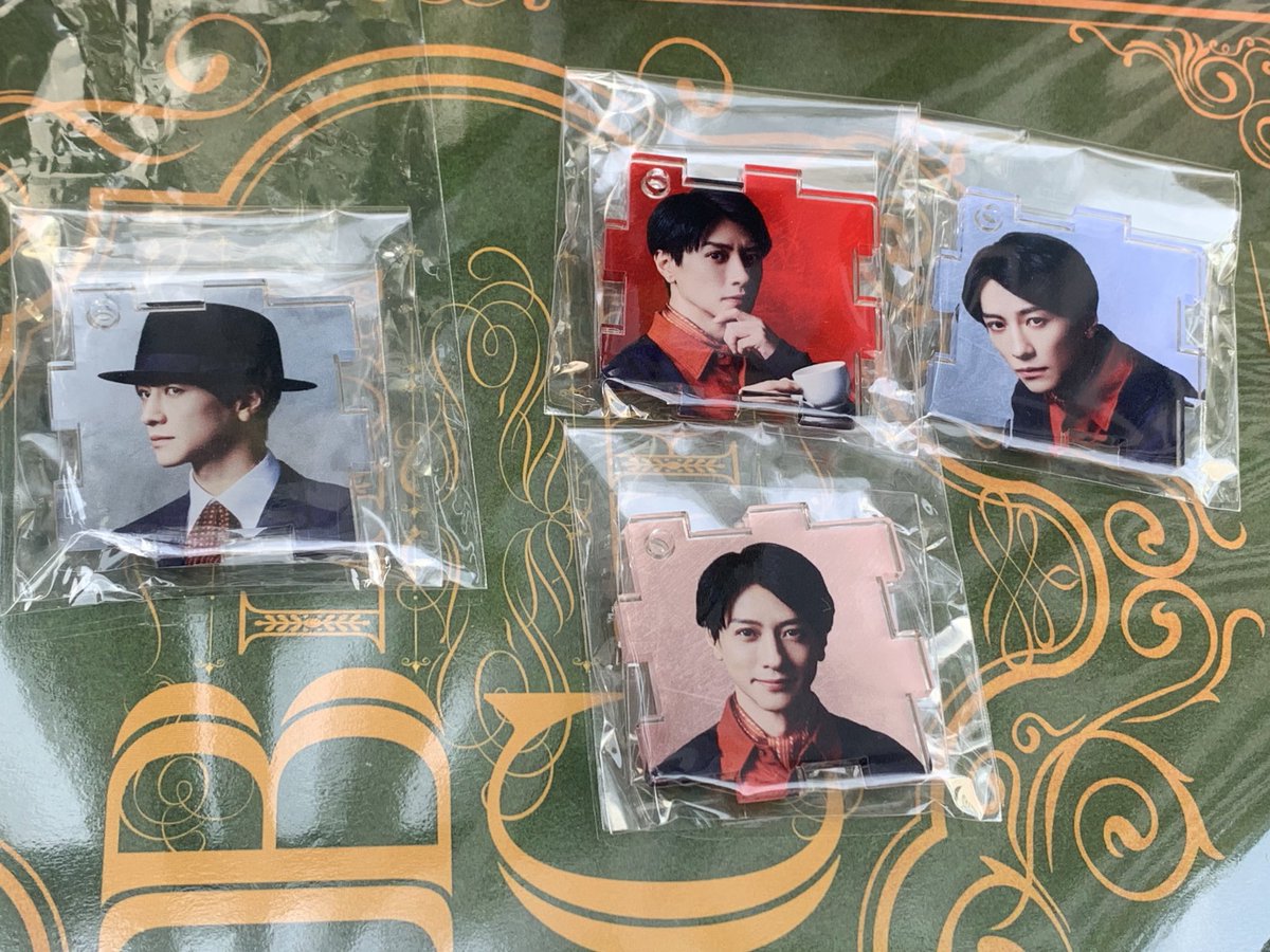 lovesnoopyusj's tweet photo. 【交換】舞台ブラックコーヒー
プレミアム席 特典 アクリルキューブ ブロック

譲: 画像左のグレー背景🩶ヘイスティングス4/19夜、4/24昼のもの

求:右３つ以外のアーサー→🟦🟣など6種🙇(鈴木拡樹)

4/26現地周辺もう少しおります
もしくは郵送🆗 https://t.co/SQK803Pc5M